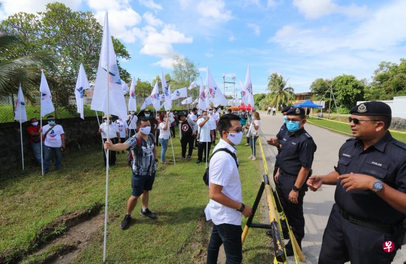 沙巴州选举在冠病疫情期间举行,当局限制各政党支持者到场助阵的人数,令昨天提名日各阵营人马的声势大不如前。图为沙巴民兴党支持者在警方指定的地点摇旗助威,避免过多人聚集。(星洲日报) 沙巴州选举在冠病疫情期间举行,当局限制各政党支持者到场助阵的人数,令昨天提名日各阵营人马的声势大不如前。图为沙巴民兴党支持者在警方指定的地点摇旗助威,避免过多人聚集。(星洲日报)