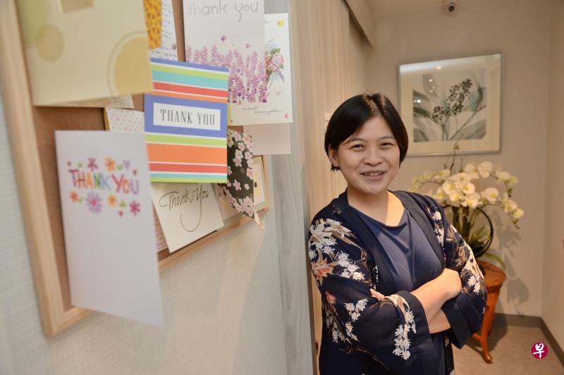 新加坡医药协会（SMA）首位女会长陈艺旋医生的诊所布告栏上，贴满了病人和医学生给她的致谢卡。（潘丰源摄）