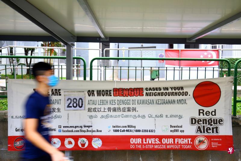 社区事务署推出的OneService应用可用于通报鼠患和设施故障等问题,也能在用户接近骨痛热症黑区时推送通知。人协导师翁惠琼在“有课到手机”节目,会教观众如何使用这个应用。(档案照片) 社区事务署推出的OneService应用可用于通报鼠患和设施故障等问题,也能在用户接近骨痛热症黑区时推送通知。人协导师翁惠琼在“有课到手机”节目,会教观众如何使用这个应用。(档案照片)