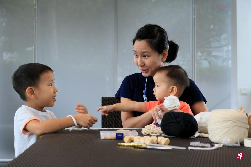 梁健珑除了照顾不到五岁和两岁的儿子,也透过社企Social Lab SG鼓励家长培养孩子社会意识和行善,并透过手工达到公益目标。(龙国雄摄) 梁健珑除了照顾不到五岁和两岁的儿子,也透过社企Social Lab SG鼓励家长培养孩子社会意识和行善,并透过手工达到公益目标。(龙国雄摄)