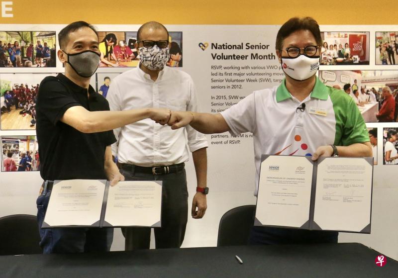在卫生部兼通讯及新闻部高级政务部长普杰立（中）见证下，智慧国及数码政府副常任秘书陈谷炎（左）与乐龄义工组织主席许悦明签署合作备忘录。（邬福梁摄）