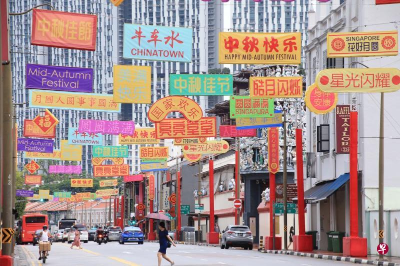 桥南路的中秋灯饰主打香港霓虹招牌复古风格,不仅形状和颜色各异,夹杂着中英文的祝语也使用不同字体,但一些用词古怪的祝语如“亮亮堂堂”“国家欢乐”却迅速引起眼尖网民的批评。(唐家鸿摄) 桥南路的中秋灯饰主打香港霓虹招牌复古风格,不仅形状和颜色各异,夹杂着中英文的祝语也使用不同字体,但一些用词古怪的祝语如“亮亮堂堂”“国家欢乐”却迅速引起眼尖网民的批评。(唐家鸿摄)