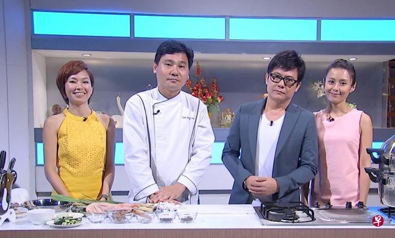 2014年陈勇华师傅(左二)与有懿(左起)、王昱清、曾诗梅在《银色嘉年华》留下的合影。(受访者提供) 2014年陈勇华师傅(左二)与有懿(左起)、王昱清、曾诗梅在《银色嘉年华》留下的合影。(受访者提供)