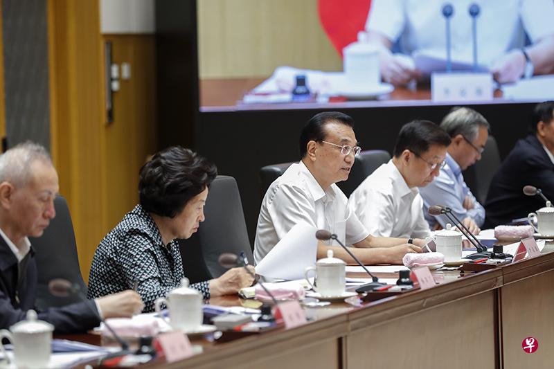 中国国务院总理李克强(中)11日出席全国深化“放管服”改革优化营商环境电视电话会议。(中国政府网) 中国国务院总理李克强(中)11日出席全国深化“放管服”改革优化营商环境电视电话会议。(中国政府网)