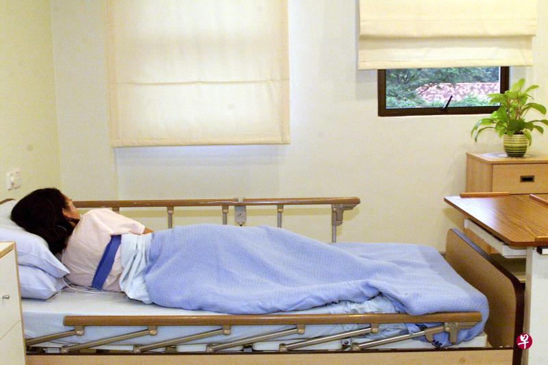 打鼾患者宜侧睡,枕头高度要合适。(档案照) 打鼾患者宜侧睡,枕头高度要合适。(档案照)