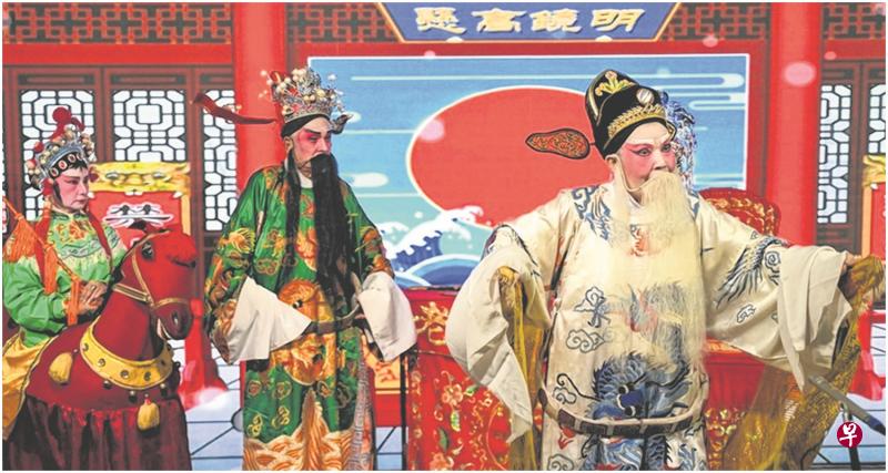 82岁的老生陈何妹（右一）兴奋得在演出的前一晚睡不着，与她同台的还有同龄老生钟喜坤（右二）。（读者刘东提供）