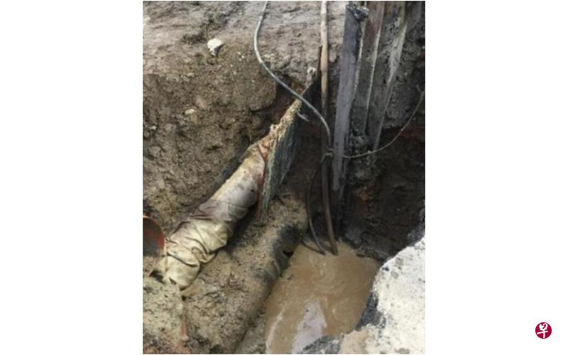 丰明建筑去年9月20日在杜尼安路进行板桩工程时,打桩机刺穿了一条位于路面下方2.5米深处、直径500毫米的自来水管,造成相当于五分之一个奥林匹克泳池容量的可饮用水流失,38户家庭水供中断约9.5小时。(公用局提供) 丰明建筑去年9月20日在杜尼安路进行板桩工程时,打桩机刺穿了一条位于路面下方2.5米深处、直径500毫米的自来水管,造成相当于五分之一个奥林匹克泳池容量的可饮用水流失,38户家庭水供中断约9.5小时。(公用局提供)