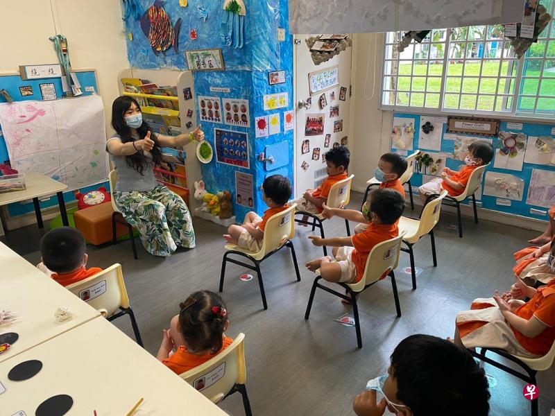 夏竹在日常教学中会结合情境、道具和动作舞蹈等方式,来让班上幼儿感受儿歌的趣味性,激发他们对儿歌的学习兴趣。(受访者提供) 夏竹在日常教学中会结合情境、道具和动作舞蹈等方式,来让班上幼儿感受儿歌的趣味性,激发他们对儿歌的学习兴趣。(受访者提供)