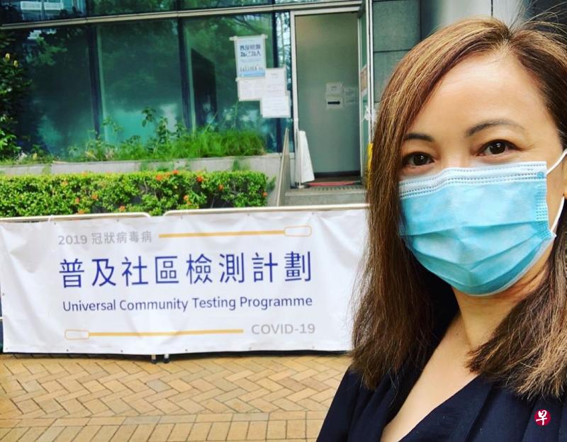 香港艺人邓萃雯周六(11日)在社交媒体上载自己参与“全民检测”的图片,称“爱香港就会负上最基本的公民责任”。(邓萃雯Instagram) 香港艺人邓萃雯周六(11日)在社交媒体上载自己参与“全民检测”的图片,称“爱香港就会负上最基本的公民责任”。(邓萃雯Instagram)