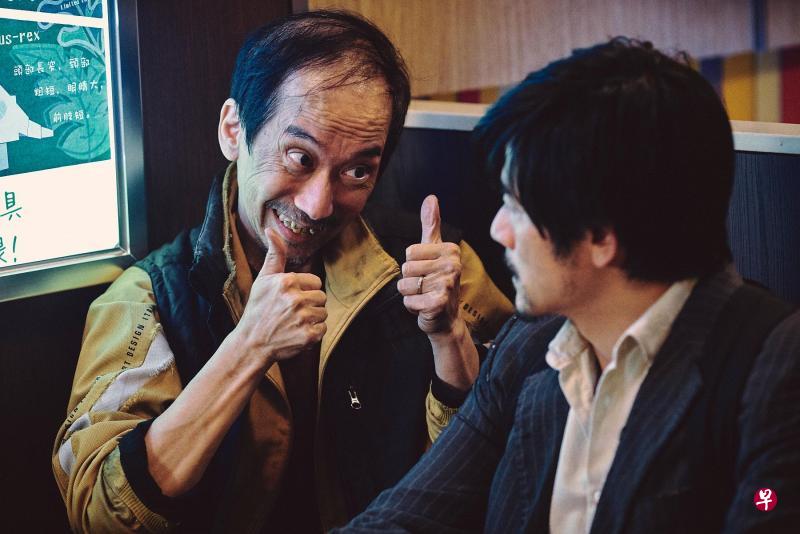 张达明(左)凭《麦路人》的“口水祥”角色,获得香港电影金像奖“最佳男配角”奖。(嘉华提供) 张达明(左)凭《麦路人》的“口水祥”角色,获得香港电影金像奖“最佳男配角”奖。(嘉华提供)