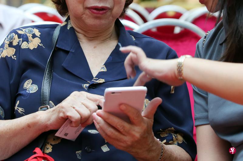 “乐龄人士健忘,手机不见了怎么办?设置在里头的功能资料会否全部曝光?这些都加深乐龄人士的困扰。”(档案照) “乐龄人士健忘,手机不见了怎么办?设置在里头的功能资料会否全部曝光?这些都加深乐龄人士的困扰。”(档案照)