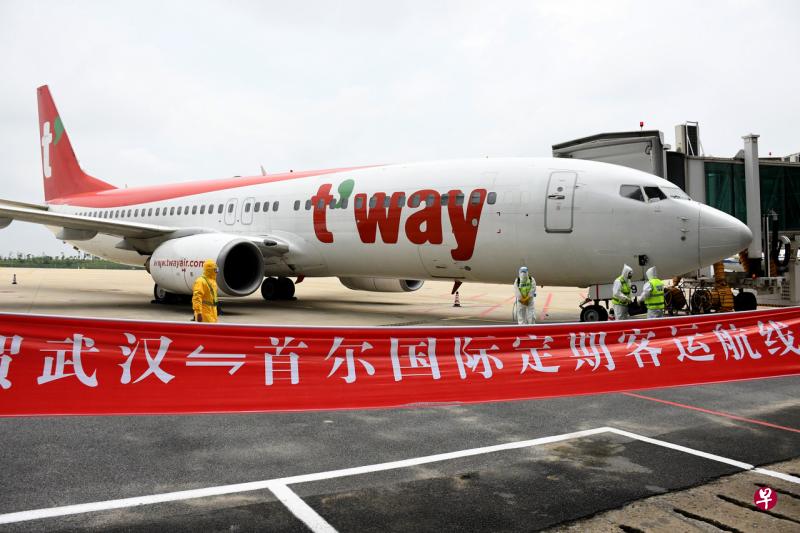 9月16日,由韩国德威航空公司执飞的波音B737-800客机搭载着60名乘客,降落在武汉天河国际机场。(中新社) 9月16日,由韩国德威航空公司执飞的波音B737-800客机搭载着60名乘客,降落在武汉天河国际机场。(中新社)