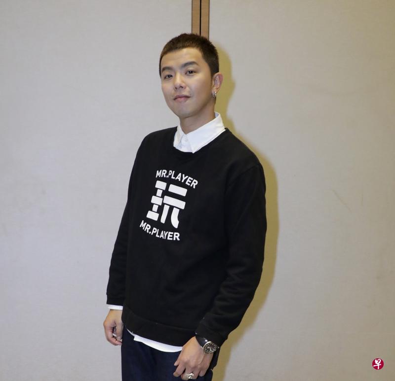 小鬼黄鸿升在家中疑似滑倒未及时抢救而过世,消息传出后令许多人震惊。(档案照) 小鬼黄鸿升在家中疑似滑倒未及时抢救而过世,消息传出后令许多人震惊。(档案照)