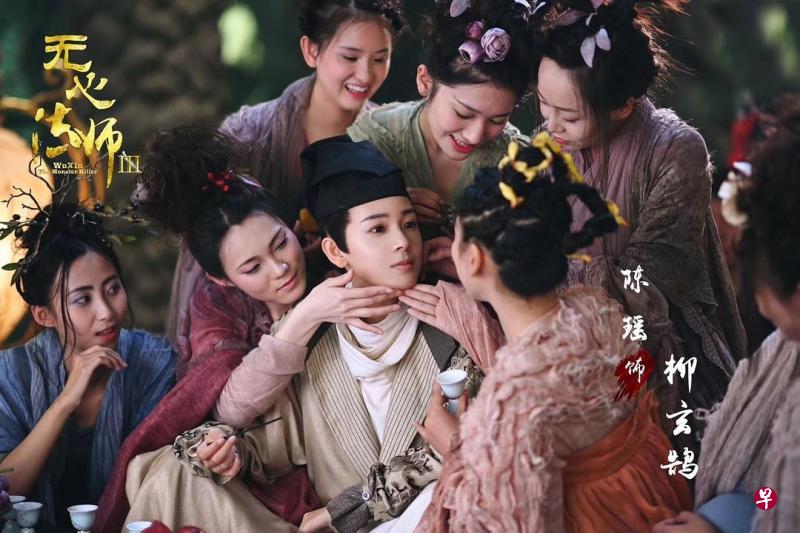 陈瑶(前排右二)在《无心法师3》反串男生,造型秀气。(互联网) 陈瑶(前排右二)在《无心法师3》反串男生,造型秀气。(互联网)