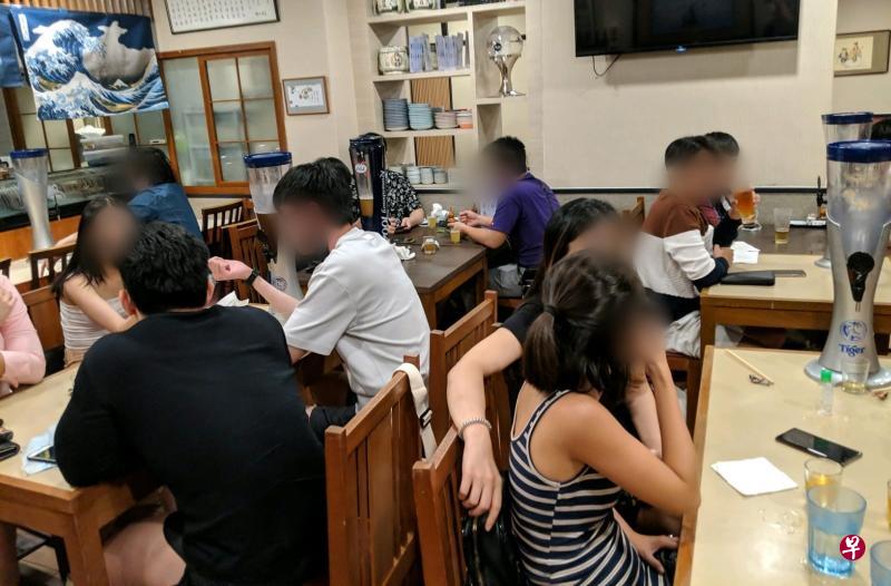 执法人员发现，中央商业区这家餐厅没有采取足够安全管理措施，食客之间没有保持至少一公尺安全距离。（市区重建局提供）