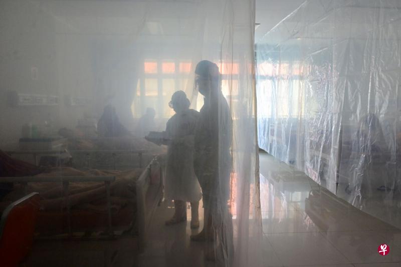 印度尼西亚的疫情持续扩大,而印尼医学协会(IDI)调解小组的记录显示,自2019冠状病毒疾病暴发以来,已有115名医生死去。(法新社) 印度尼西亚的疫情持续扩大,而印尼医学协会(IDI)调解小组的记录显示,自2019冠状病毒疾病暴发以来,已有115名医生死去。(法新社)