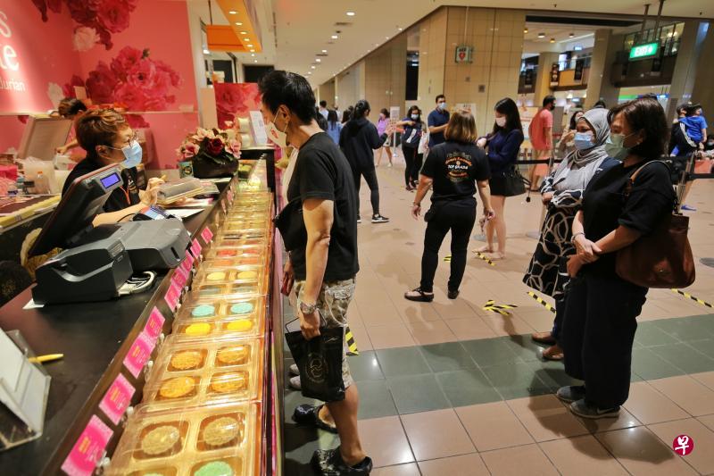 为控制人流,乌节路义安城今年把月饼摊位分散在两个地方,而且公众也不能试吃。(谢智扬摄) 为控制人流,乌节路义安城今年把月饼摊位分散在两个地方,而且公众也不能试吃。(谢智扬摄)