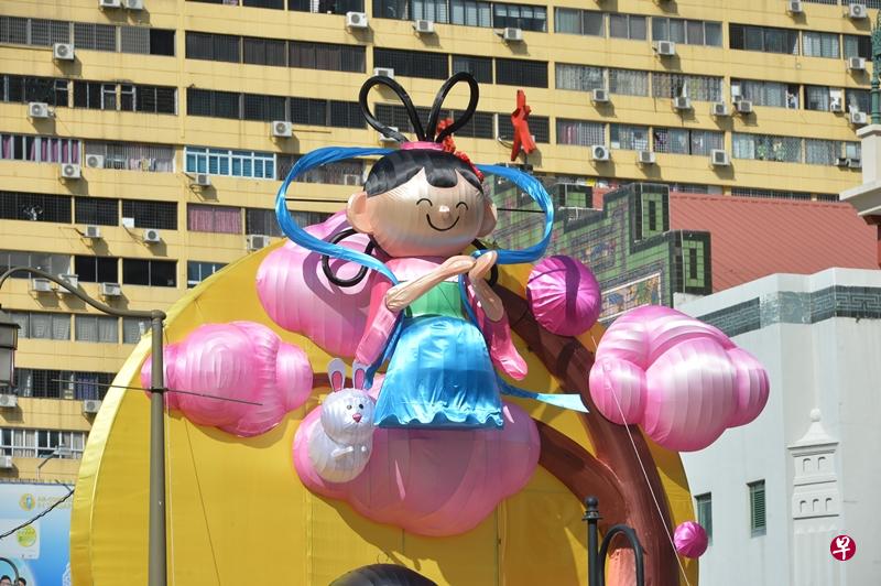 今年的Q版嫦娥造型可爱,但却被一些公众批如孕妇。(潘丰源摄) 今年的Q版嫦娥造型可爱,但却被一些公众批如孕妇。(潘丰源摄)