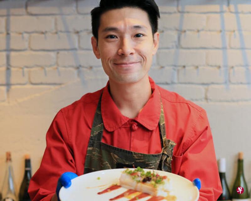 杨志龙在试吃会上示范如何为猪肠粉调配酱料。 杨志龙在试吃会上示范如何为猪肠粉调配酱料。