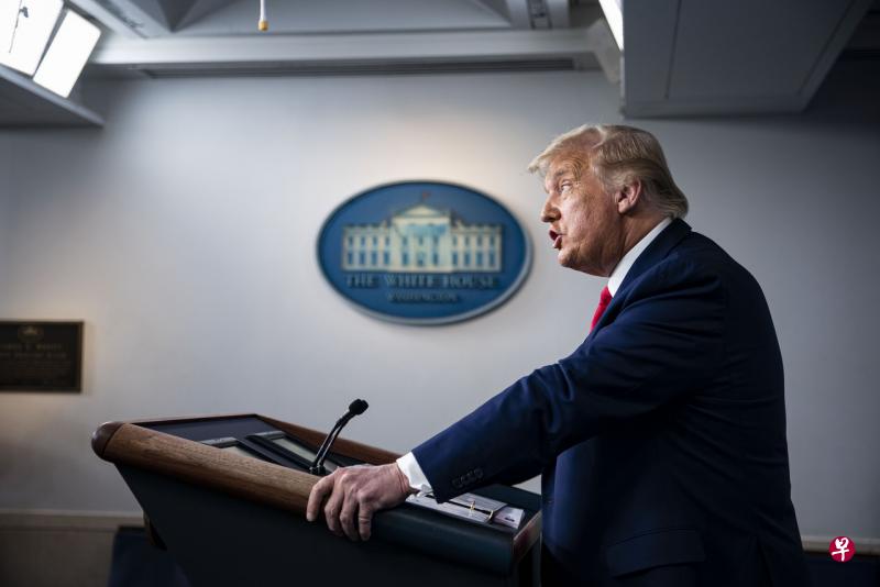 美国总统特朗普称,他在美国疾病预防控制中心主任雷德菲尔德出席参议院听证会后打电话给他,告诉他疫苗明年第二季度末或第三季度面市说法不正确。(彭博社) 美国总统特朗普称,他在美国疾病预防控制中心主任雷德菲尔德出席参议院听证会后打电话给他,告诉他疫苗明年第二季度末或第三季度面市说法不正确。(彭博社)