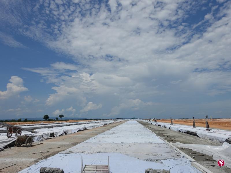 柬埔寨七星海项目的机场仍在赶工兴建,预料将在今年底启用。(海峡时报) 柬埔寨七星海项目的机场仍在赶工兴建,预料将在今年底启用。(海峡时报)