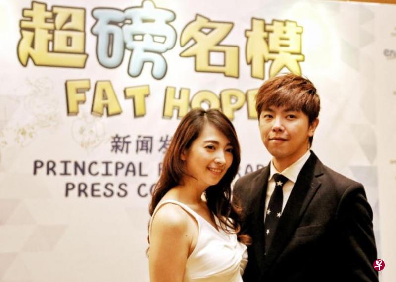 黄鸿升(右)两年前曾来本地出席电影《超磅名模》记者会。左为台湾艺人林育品。(档案照) 黄鸿升(右)两年前曾来本地出席电影《超磅名模》记者会。左为台湾艺人林育品。(档案照)