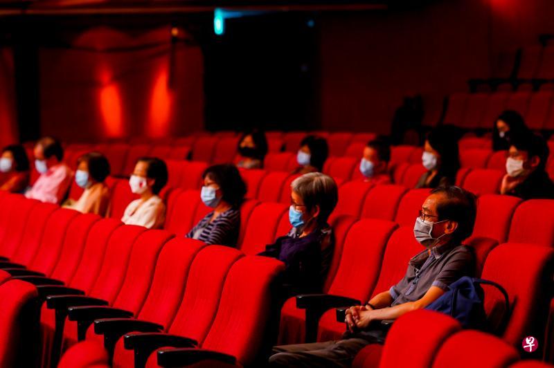 新加坡华乐团9月11日晚在新加坡大会堂举行解封第二阶段的首场线下音乐会,观众入座须保持安全距离。(新加坡华乐团提供) 新加坡华乐团9月11日晚在新加坡大会堂举行解封第二阶段的首场线下音乐会,观众入座须保持安全距离。(新加坡华乐团提供)