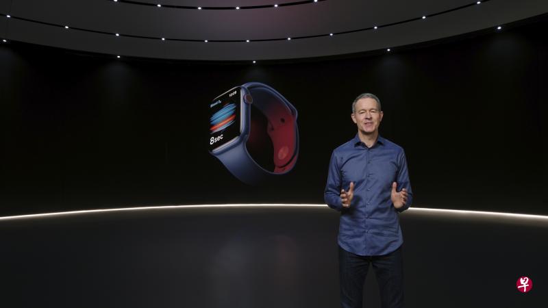 苹果首席营运总监威廉斯（Jeff Williams）在美国加州库比蒂诺总部推介Apple Watch Series 6智能手表。（苹果提供）