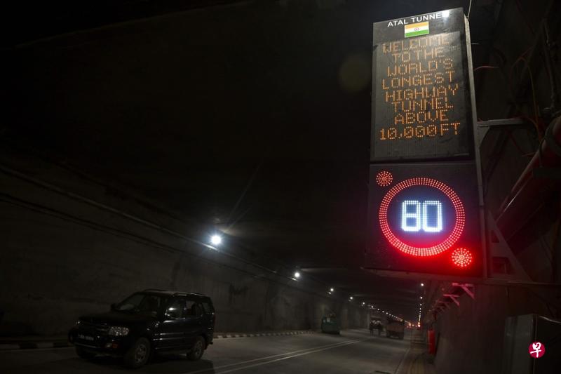 位于印度喜马偕尔邦索朗附近的阿塔尔隧道,号称是世界上海平线1万英尺以上最长的高速公路隧道。印度正加紧在北部高原修建另一条类似的隧道,以减少部队赶到中国边境所需的时间。(法新社) 位于印度喜马偕尔邦索朗附近的阿塔尔隧道,号称是世界上海平线1万英尺以上最长的高速公路隧道。印度正加紧在北部高原修建另一条类似的隧道,以减少部队赶到中国边境所需的时间。(法新社)