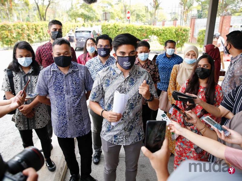 赛沙迪(中)周四早上亲赴社团注册局,提交成立新党的申请表格。(取自赛沙迪推特) 赛沙迪(中)周四早上亲赴社团注册局,提交成立新党的申请表格。(取自赛沙迪推特)