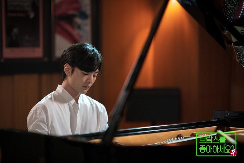 金旻载(左)和朴恩斌为《你喜欢勃拉姆斯吗?》苦练钢琴和小提琴。(ONE频道提供) 金旻载(左)和朴恩斌为《你喜欢勃拉姆斯吗?》苦练钢琴和小提琴。(ONE频道提供)