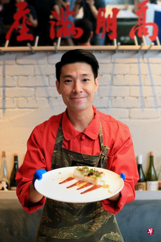 杨志龙希望日后能在樟宜机场设立贩卖处,让旅客和国人把猪肠粉当作伴手礼,带到其他的国家。(龙国雄摄) 杨志龙希望日后能在樟宜机场设立贩卖处,让旅客和国人把猪肠粉当作伴手礼,带到其他的国家。(龙国雄摄)