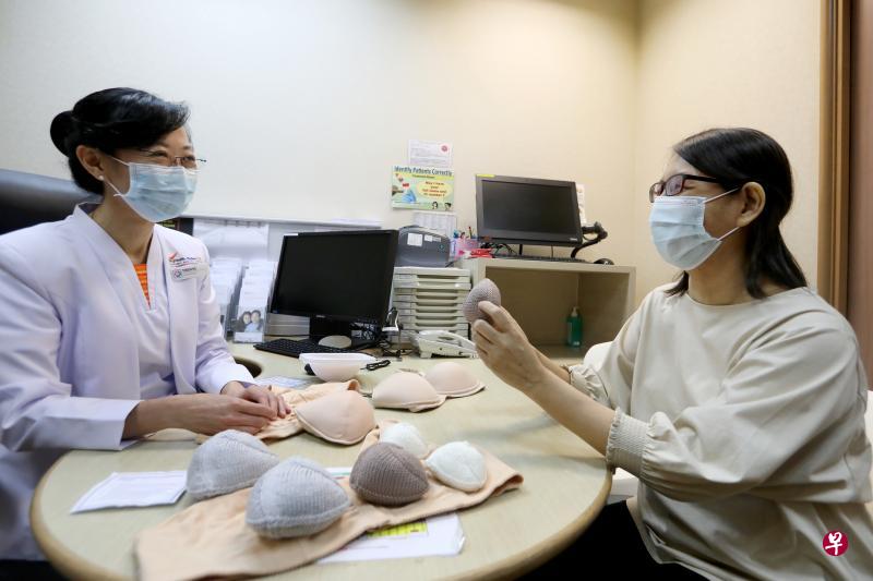 参与竹脚乳房检测与治疗部门的护理系助理处长黄睿萍(左)领导的试点试验的病患黄淑萍(右)用纯棉质义乳有约四年时间,舒适感让她已习惯时刻穿戴。(严宣融摄) 参与竹脚乳房检测与治疗部门的护理系助理处长黄睿萍(左)领导的试点试验的病患黄淑萍(右)用纯棉质义乳有约四年时间,舒适感让她已习惯时刻穿戴。(严宣融摄)