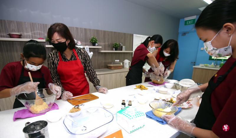 教师团队因看到学生们对于烘焙以及烹饪的喜爱,因此决定在校园内为他们设立一间名为“CALM咖啡厅@西山”(CALM Café@Xishan)的小厨房。(萧紫薇摄) 教师团队因看到学生们对于烘焙以及烹饪的喜爱,因此决定在校园内为他们设立一间名为“CALM咖啡厅@西山”(CALM Café@Xishan)的小厨房。(萧紫薇摄)