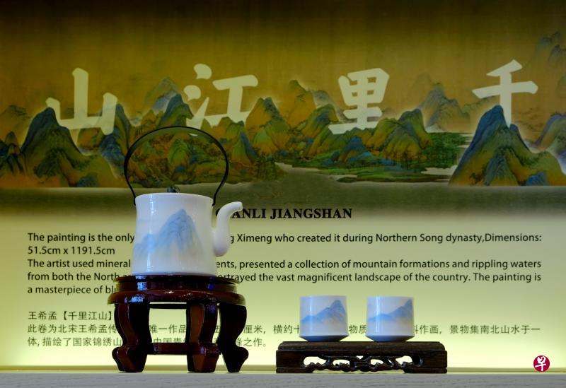 配合故宫展览,以北宋王希孟的绢本设色画《千里江山图》开发的茶具,将古意与诗意融入生活中。 配合故宫展览,以北宋王希孟的绢本设色画《千里江山图》开发的茶具,将古意与诗意融入生活中。