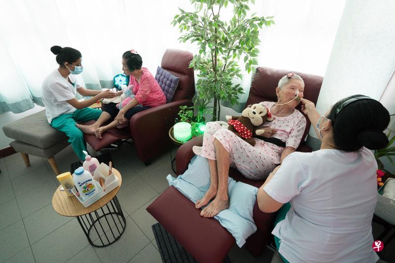 住在崇仁致善和谐院的吴焕珍(93岁,左二)和“舞后”卢妙玲(89岁,右二)在接受改良版暖爱照护。两人听着柔和音乐、享受手足按摩,而卢妙玲也在进行嗅觉护理,闻着印度薄荷的香气。(特约蔡家增摄) 住在崇仁致善和谐院的吴焕珍(93岁,左二)和“舞后”卢妙玲(89岁,右二)在接受改良版暖爱照护。两人听着柔和音乐、享受手足按摩,而卢妙玲也在进行嗅觉护理,闻着印度薄荷的香气。(特约蔡家增摄)