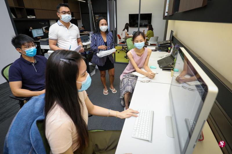 茵丹(站立者右一)求职一年之后终于在室内设计与装修公司WEDA找到工作。她的雇主梁铭生(站立者右二)使用网站“人才推荐”功能寻找合适求职者时,发现茵丹的经验和技能符合公司的需要,主动邀请茵丹面试。(林泽锐摄) 茵丹(站立者右一)求职一年之后终于在室内设计与装修公司WEDA找到工作。她的雇主梁铭生(站立者右二)使用网站“人才推荐”功能寻找合适求职者时,发现茵丹的经验和技能符合公司的需要,主动邀请茵丹面试。(林泽锐摄)