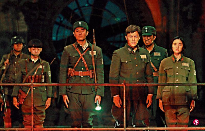 《八佰》把重心人物放在显露人性的小兵身上，逼真的处理让观众误以为全是史实。（剧照／互联网）