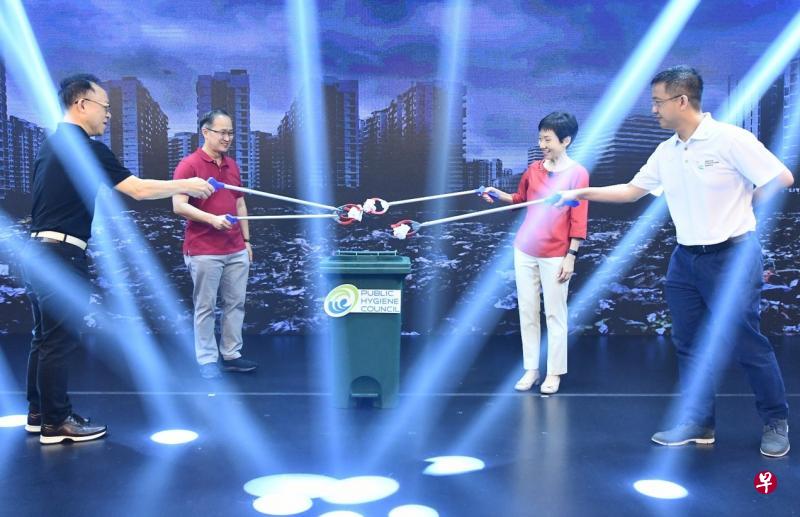 环境局局长陈明锐(右起)、永续发展与环境部长傅海燕、人民行动党市镇理事会协调主席林谋泉和公共卫生理事会执行理事长陈时文昨天为今年的“保持清洁,新加坡”运动主持推介仪式。(公共卫生理事会提供) 环境局局长陈明锐(右起)、永续发展与环境部长傅海燕、人民行动党市镇理事会协调主席林谋泉和公共卫生理事会执行理事长陈时文昨天为今年的“保持清洁,新加坡”运动主持推介仪式。(公共卫生理事会提供)