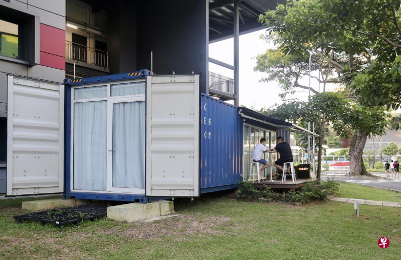 位于纬壹科技城起步谷的船运集装箱酒店只由两个集装箱组成,每个集装箱套房本来就只能住四个人,起到保持社交距离的作用。(邬福梁摄) 位于纬壹科技城起步谷的船运集装箱酒店只由两个集装箱组成,每个集装箱套房本来就只能住四个人,起到保持社交距离的作用。(邬福梁摄)