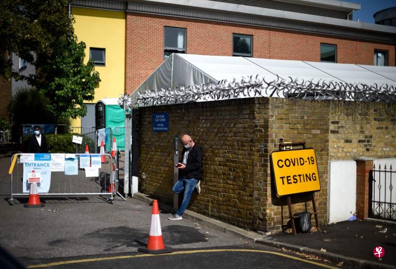 英国暴发第二波疫情,政府宣布实施更严格条例,违反自我隔离措施者可被罚款高达1万英镑。(法新社) 英国暴发第二波疫情,政府宣布实施更严格条例,违反自我隔离措施者可被罚款高达1万英镑。(法新社)