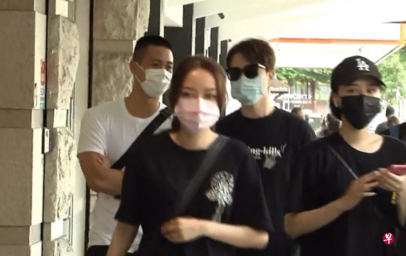陈邦鋆与李腾到黄鸿升灵堂吊唁。(面簿直播截图) 陈邦鋆与李腾到黄鸿升灵堂吊唁。(面簿直播截图)