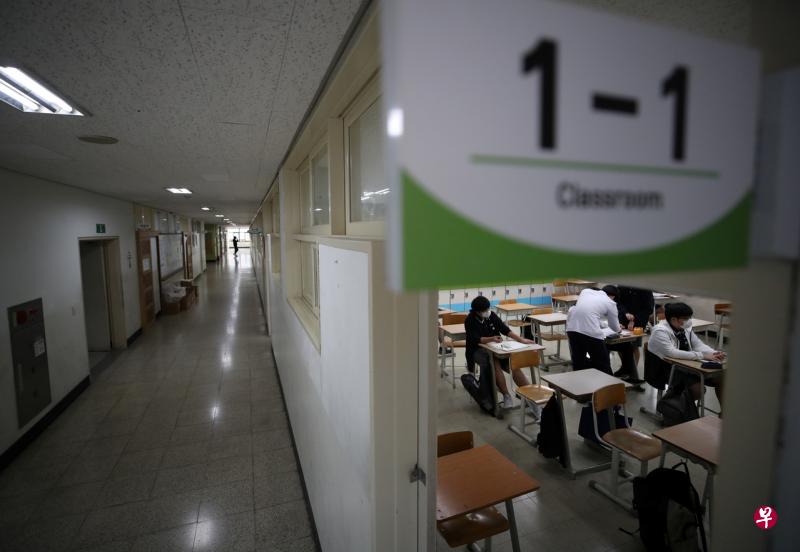 为降低校内人员密度,韩国首都圈各级学校将安排学生隔周或一周到校上课一两次。(路透社) 为降低校内人员密度,韩国首都圈各级学校将安排学生隔周或一周到校上课一两次。(路透社)