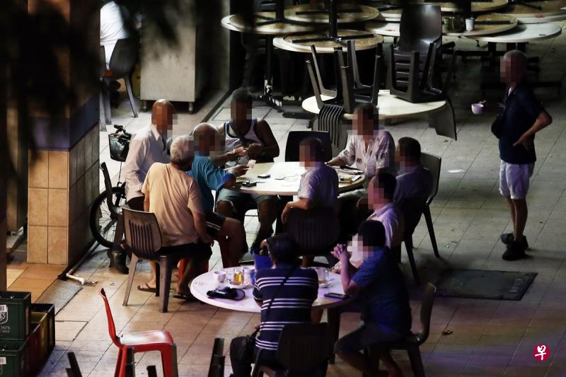 大叔们在咖啡店外的圆桌聚集赌博引关注。(读者提供) 大叔们在咖啡店外的圆桌聚集赌博引关注。(读者提供)