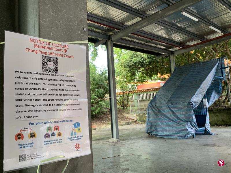 义顺环路第1 1 0座组屋楼下的篮球场日前被当局封起来。(曾美玲摄) 义顺环路第1 1 0座组屋楼下的篮球场日前被当局封起来。(曾美玲摄)