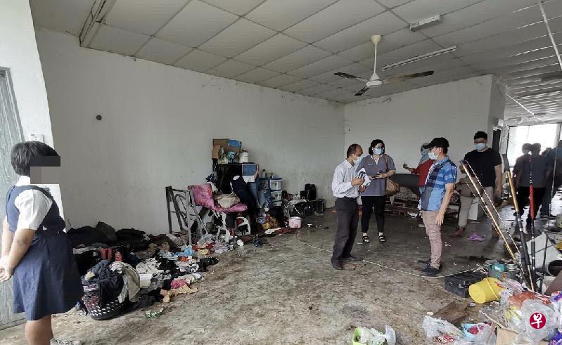 三姐妹居住的店屋楼上布满垃圾和狗粪,卫生条件极差。(星洲日报) 三姐妹居住的店屋楼上布满垃圾和狗粪,卫生条件极差。(星洲日报)