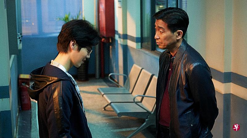 《在劫难逃》结合悬疑与轻科幻元素,由当红偶像鹿晗(左)、老戏骨王千源主演。(互联网) 《在劫难逃》结合悬疑与轻科幻元素,由当红偶像鹿晗(左)、老戏骨王千源主演。(互联网)