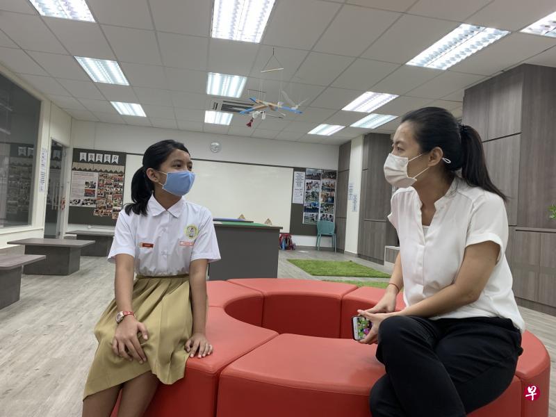 启化小学小五生法莎(左)去年完成华语会话课,如今能以简单的华语问候语,向校内食堂的摊贩问好。图为法莎与学校华文科目主任徐燕妮交谈。(许翔宇摄) 启化小学小五生法莎(左)去年完成华语会话课,如今能以简单的华语问候语,向校内食堂的摊贩问好。图为法莎与学校华文科目主任徐燕妮交谈。(许翔宇摄)