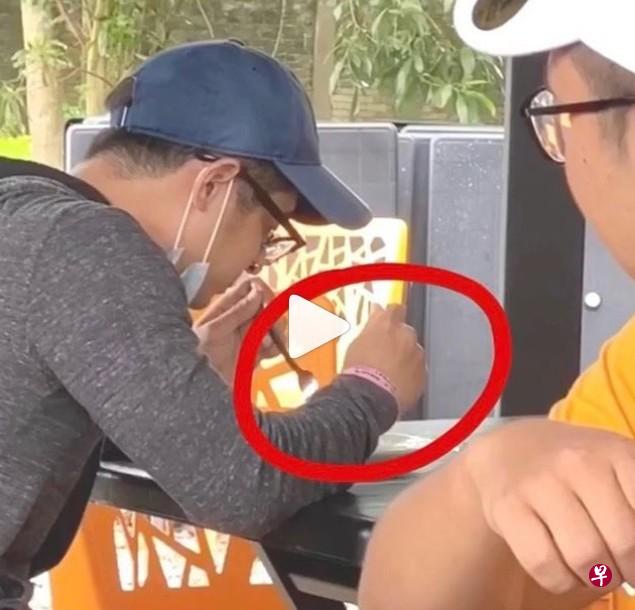 马国网红chazynash将戴着隔离腕带作弄民众的视频上载到社交媒体,结果遭到国防部高级部长依斯迈沙比利严厉警告。(chazynash的Instagram视频截图) 马国网红chazynash将戴着隔离腕带作弄民众的视频上载到社交媒体,结果遭到国防部高级部长依斯迈沙比利严厉警告。(chazynash的Instagram视频截图)