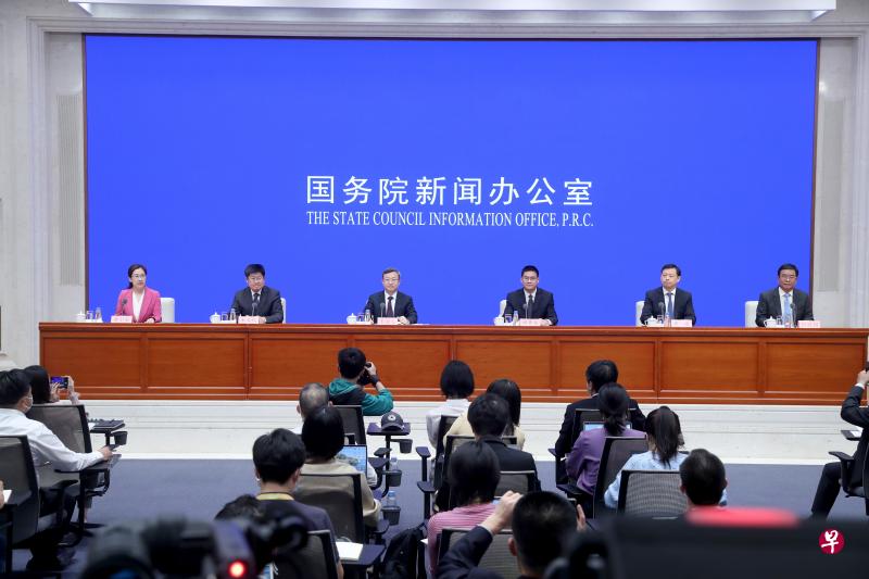 中国国务院新闻办公室昨天举行新闻发布会,介绍北京、湖南、安徽自由贸易试验区总体方案,以及浙江自由贸易试验区扩展区域方案。出席者包括中国商务部副部长兼国际贸易谈判副代表王受文(左三)和浙江省副省长朱从玖(左二)。(中新社) 中国国务院新闻办公室昨天举行新闻发布会,介绍北京、湖南、安徽自由贸易试验区总体方案,以及浙江自由贸易试验区扩展区域方案。出席者包括中国商务部副部长兼国际贸易谈判副代表王受文(左三)和浙江省副省长朱从玖(左二)。(中新社)